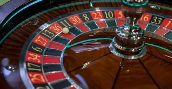 mata365 mobile interface showing slot games and live-dealer tables